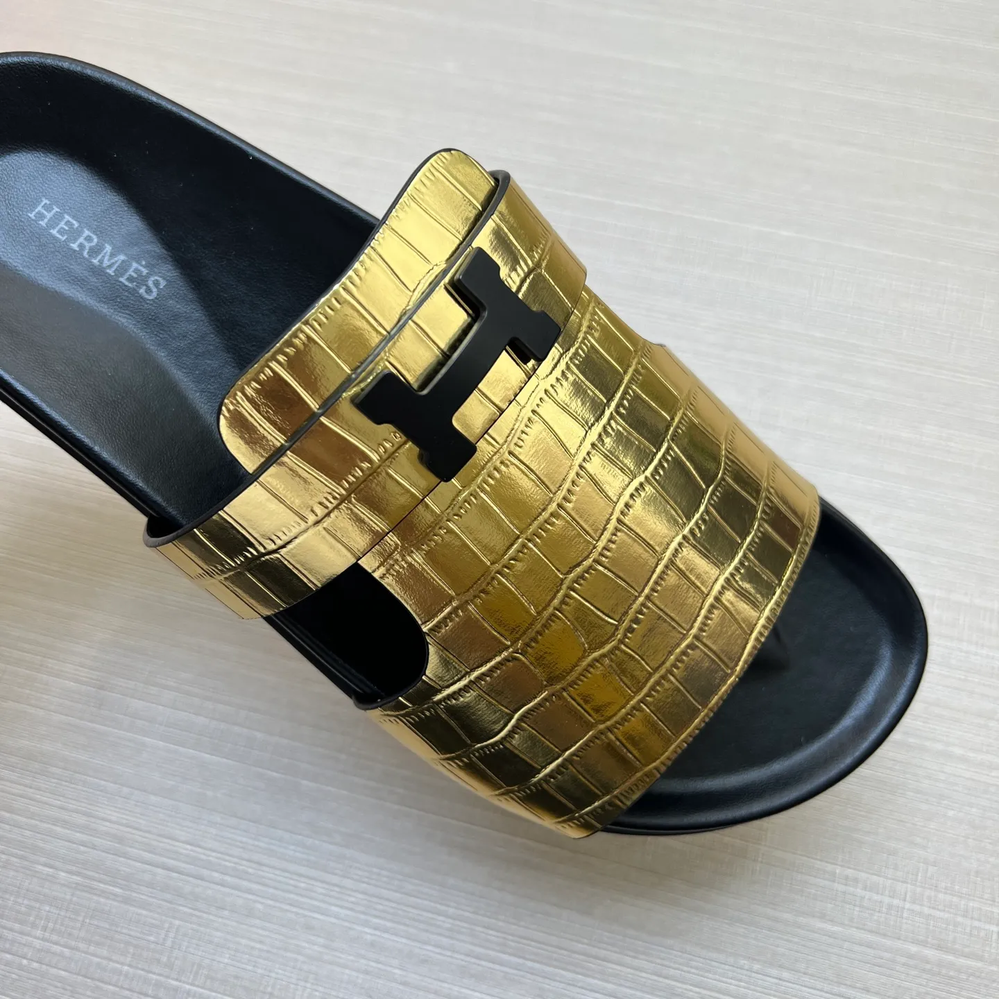 [H Family Hermès] P: 360💰 Size: 38-45 Hermes Men’s Kazimir Slippers - 2025 Summer New Hermès Same as the original version, with colored cowhide surface + rubber combined sole, handmade by master-level craftsmen! ❥High-end customization, exclusive products, the highest version in the industry.